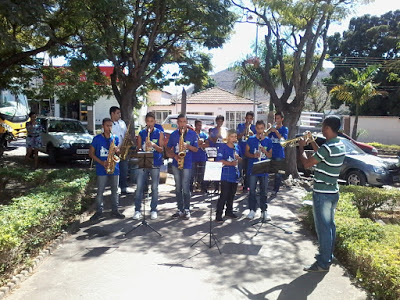 Campos Belos (GO): Banda Musical do SCFV e Meninos da Flauta fazem apresentações pela cidade em homenagem ao dia dos pais.