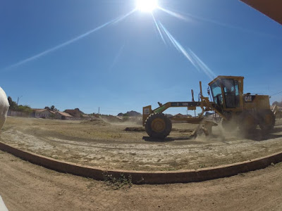 Aurora do Tocantins: máquinas públicas limpam terreno particular para rodeio, reclama leitor