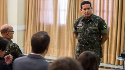 Diário do Poder: Demissão de general que criticou políticos provoca crise militar