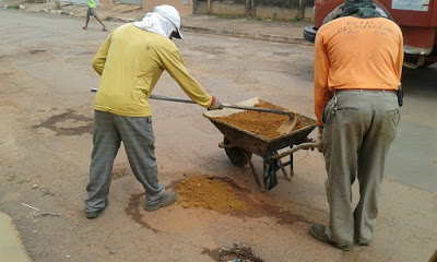 Prefeitura de Formosa (GO) faz operação tapa buraco, com terra