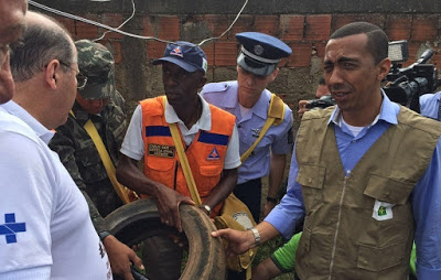 Combate ao Zika de mentirinha. Há suspeita de o que governo do DF montou um teatro e usou pneus de borracharia