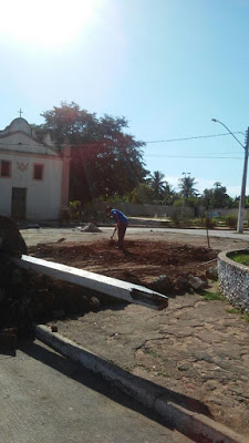 Cruzeiro retirado de praça é reerguido, em outro lugar, durante procissão em Aurora do Tocantins