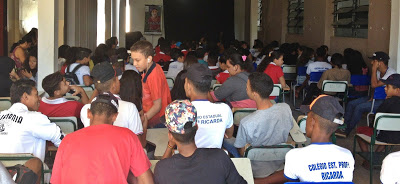 Palhaçada: Artista leva arte e cultura para escola pública de Campos Belos