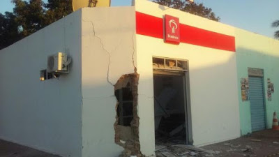 Homens encapuzados explodem caixa eletrônico e deixam prédio destruído