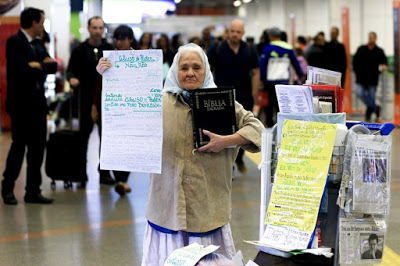 Conheça Isaura, a idosa que mora no aeroporto de Brasília há 24 anos
