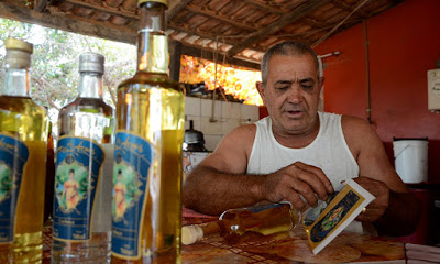 Produtores de cachaça artesanal da região dos Azuis (TO) comemoram primeiro grande lote de vendas