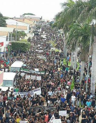 “Não somos terroristas”: milhares de pessoas vão às ruas de Correntina (BA), em protesto contra “sequestro de rios da região”