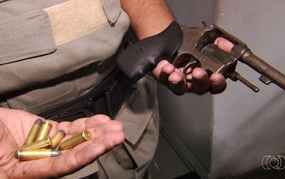 Trindade (GO): Aluno de 15 anos leva arma para escola e tenta enganar direção