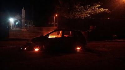 Bandidos explodem caixa eletrônico e colocam fogo em carros em Alto Paraíso de Goiás