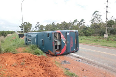 Ônibus que seguia para Formosa tomba e deixa 11 feridos