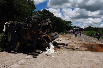 Polícia Civil de Goiás conclui laudo sobre acidente na BR-020. Motorista do ônibus invadiu a pista contrária