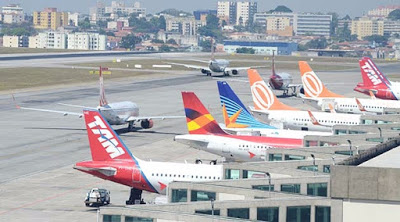 Passagens aéreas são mais baratas na segunda e mais caras no domingo, aponta pesquisa