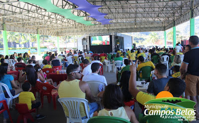 Telão gigante: Centenas de torcedores assistem ao jogo do Brasil no Centro Olímpico Padre Magalhães, em Campos Belos