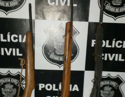 Homem é preso com armas utilizadas para ameaçar companheira em Campos Belos (GO)