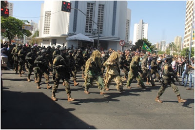 Em alta, militarismo atrai multidão em desfile de Goiânia (GO)