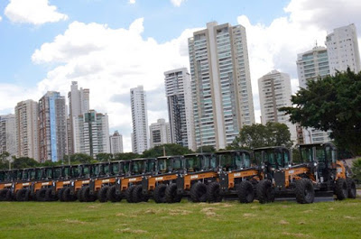 Governo entrega máquinas e caminhões aos prefeitos goianos