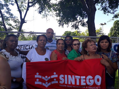 Professores de Goiás cobram pagamento de dezembro durante manifestação na Sefaz