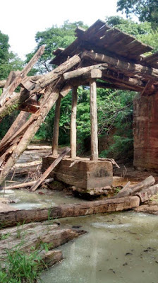 Cai ponte sobre o Rio Barroca, Vale do Paranã, região da Chapada