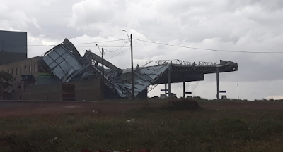 Imagens do Dia: Forte vendaval deixa estragos em Mambaí (GO)