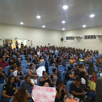 Estudantes da UEG fazem manifestação em Campos Belos (GO) contra corte de verbas