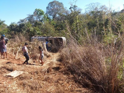 Nove pessoas feridas em acidente com van são transferidas de hospitais