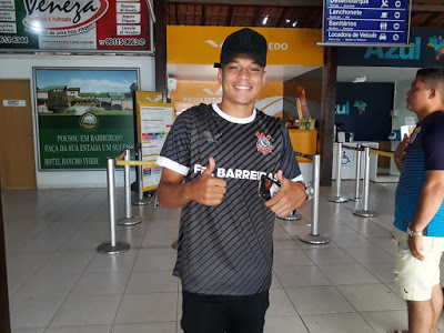 Jogador do Corinthians chega em Barreiras e é recebido com festa pela fiel torcida