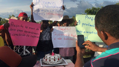 Moradores de Paranã (TO) fazem protesto e pedem ajuda contra abandono de ponte. Um adolescente morreu no local