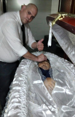 Você viu: Funcionário de funerária é demitido por tirar foto com o corpo de Maradona, com direito a “joinha”