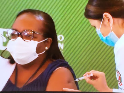 Enfermeira Mônica Calazans é a primeira a receber a vacina contra a Covid no Brasil
