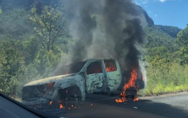 Carro pega fogo em São Domingos (GO)