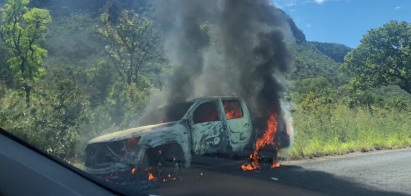 Carro pega fogo em São Domingos (GO)