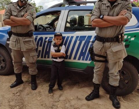 Cheio de marra: fã da PM, menino recebe visita de militares e viatura