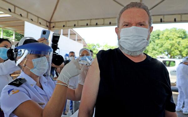 Governador do Tocantins, Mauro Carlesse,  toma primeira dose da vacina contra Covid-19