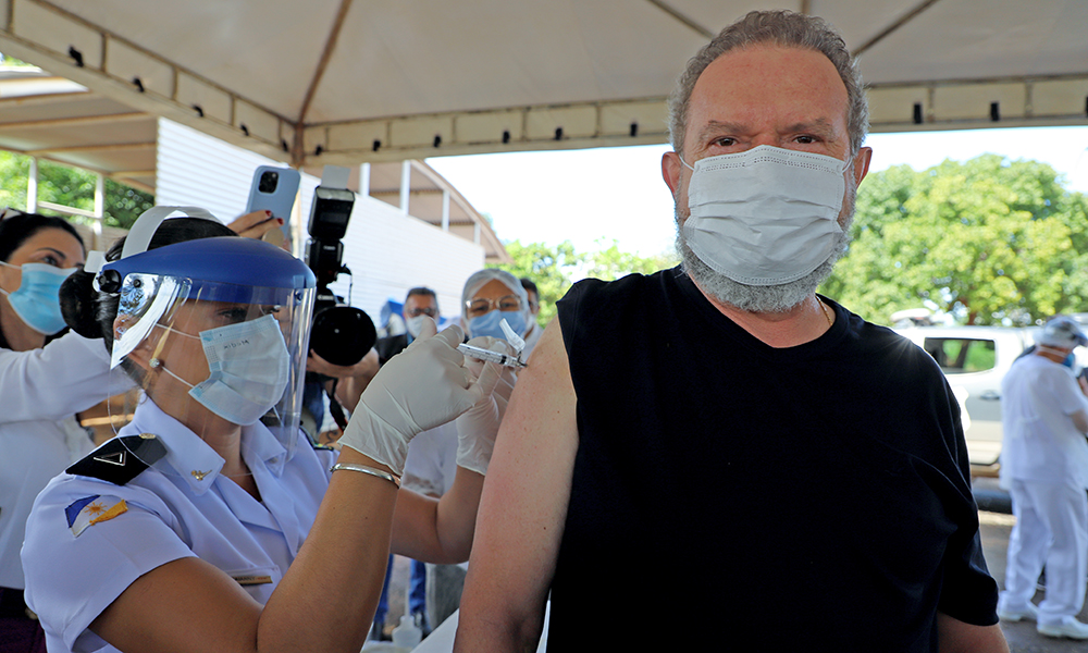 Governador do Tocantins, Mauro Carlesse,  toma primeira dose da vacina contra Covid-19