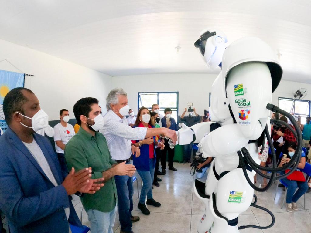 Caiado entrega títulos de regularização fundiária à comunidade de Cavalcante (GO) e lança laboratório de robótica