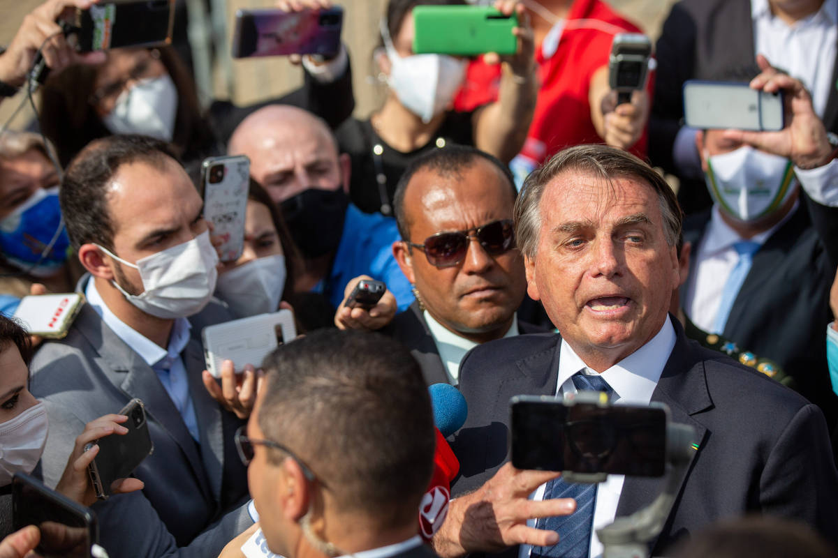 Bolsonaro dá segundo show de grosseria contra uma jornalista em quatro dias