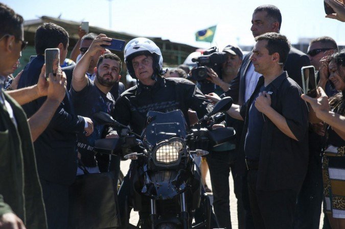 Bolsonaro anda de moto e assiste a missa em igreja de Formosa (GO)