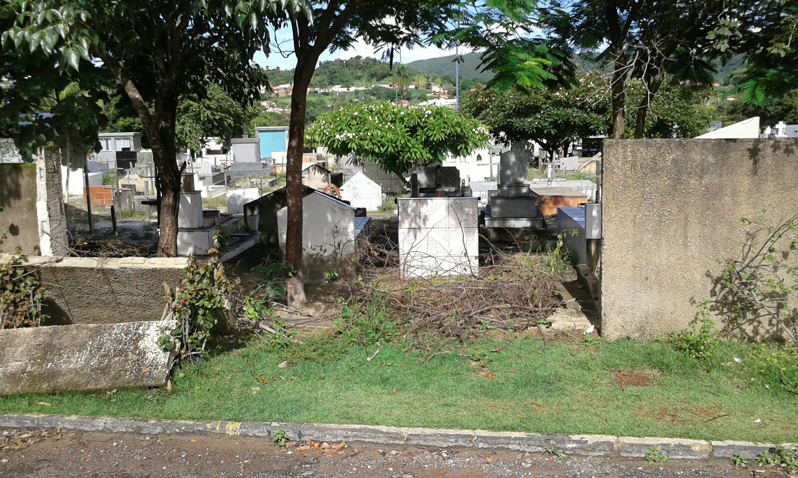 Cidadão diz que prefeitura de Campos Belos (GO) estaria cobrando taxa de R$ 1 mil para sepultamento Covid; órgão diz que não procede