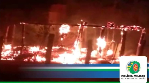 Grave incêndio destrói casa em Iaciara (GO). Cidade não tem corpo de bombeiros