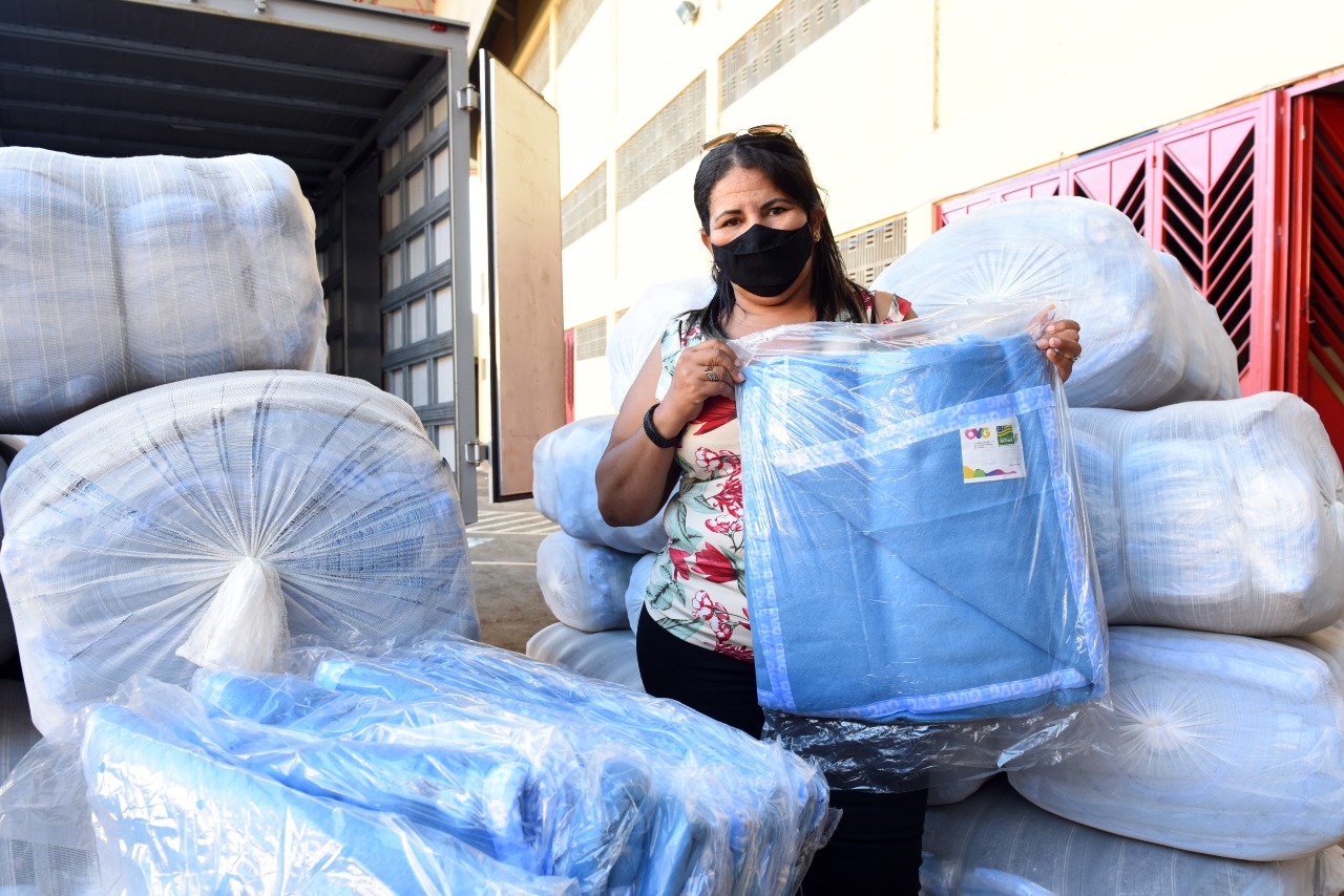 Governo de Goiás começa distribuição de 40 mil cobertores aos municípios