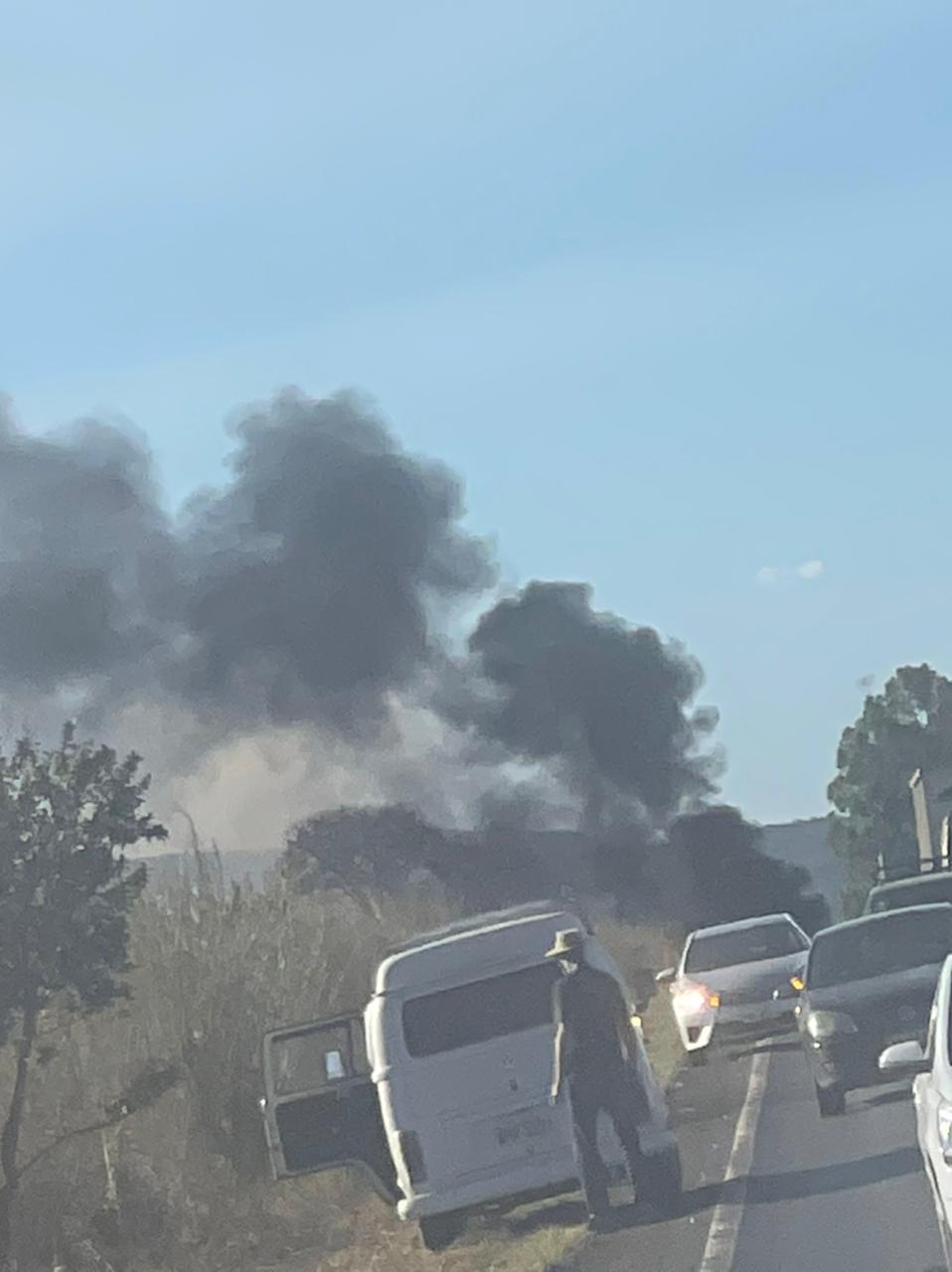 Carreta de combustível estoura pneu e incêndio interdita GO-118; polícia interditou a pista