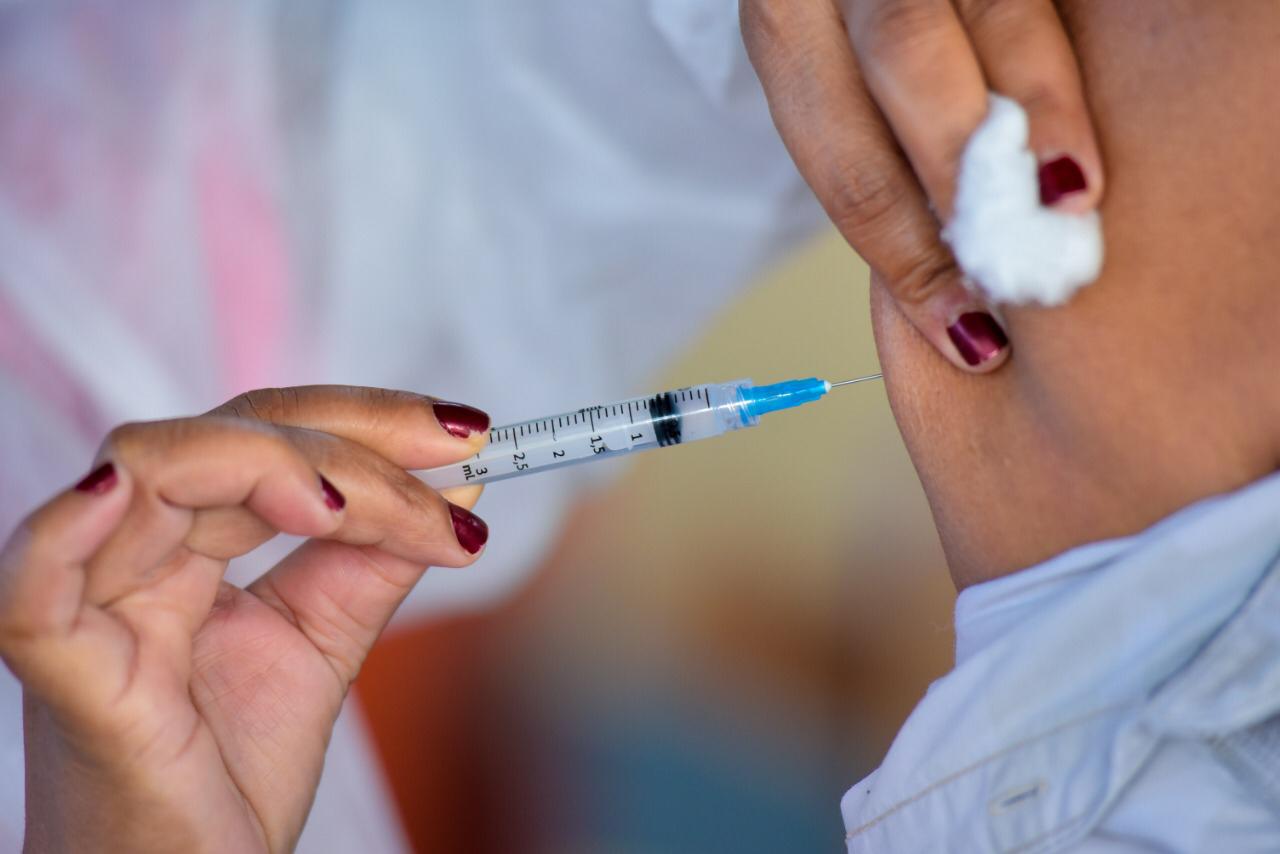 Governo de Goiás diz que aplicou mais de 82 mil doses de vacina contra Covid-19 em moradores do Distrito Federal