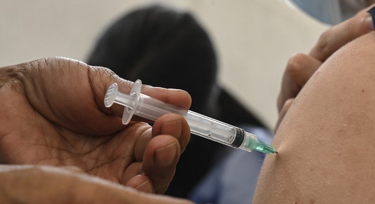 Goiás vai vacinar pessoas com 59 anos, sem comorbidade, com promessa de abaixar a faixa etária