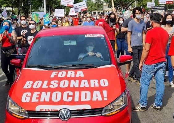 Extremo abuso de autoridade: PMs de Goiás prendem professor que se recusou a retirar adesivo ‘Bolsonaro genocida’ de carro