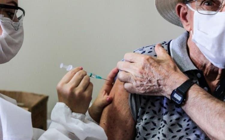 Campos Belos (GO) amplia público de vacinação. Agora podem ser imunizadas pessoas a partir dos 50 anos e professores