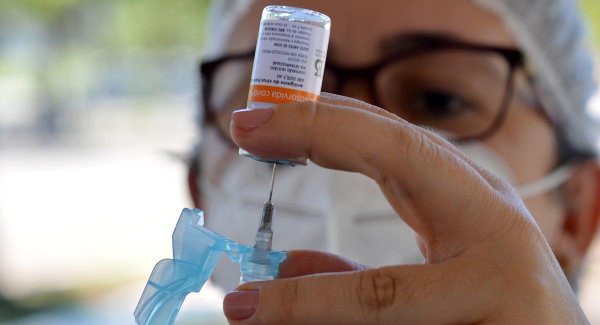 “Preparem o braço!” Caiado anuncia a chegada de mais 122.140 doses de vacina para Goiás