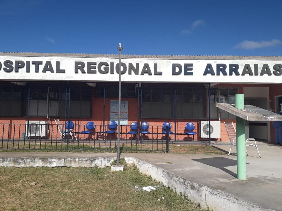 Com hospital estadual em reforma, pacientes ficam sem leitos e são atendidos do lado de fora do prédio em Arraias (TO)