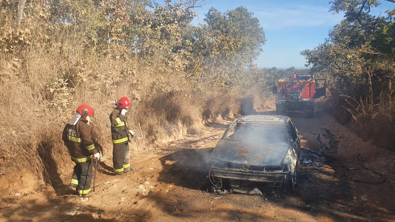 Carro pega fogo em Dianópolis (TO)