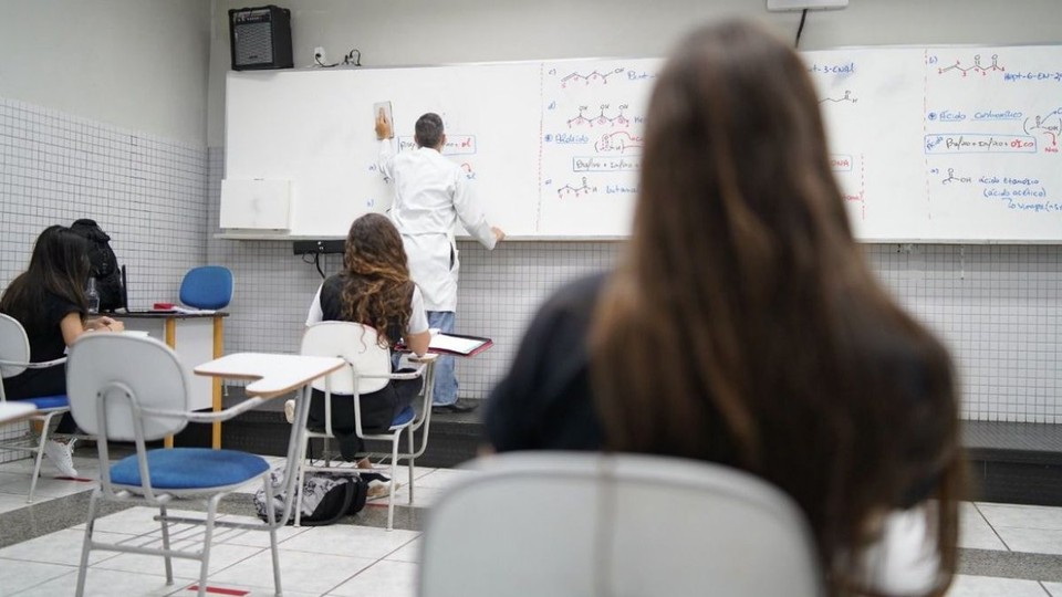 Governo abre seleção para 13 mil professores temporários em Goiás