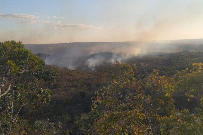 Fogo diminui, mas ainda queima área preservada na Chapada dos Veadeiros